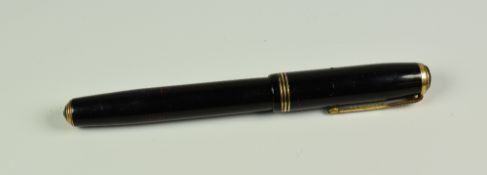 A VINTAGE BLACK PARKER VACUMATIC FOUNTAIN PEN with original two-tone 14ct gold nib (three cap