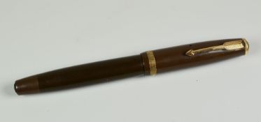 A VINTAGE CHOCOLATE BROWN PARKER DUOFOLD STANDARD with an original 14ct gold nib, in original box