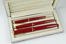 VINTAGE RED PARKER DUOFOLD STANDARD FOUNTAIN PEN, BALLPOINT PEN & PENCIL SET, boxed