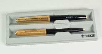 A VINTAGE BLACK PARKER 65 CUSTOM INSIGNIA FOUNTAIN PEN & BALLPOINT PEN SET with 12ct rolled gold