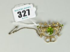 EDWARDIAN YELLOW METAL HEART SHAPED SEED PEARL & PERIDOT BAR BROOCH 6.2 grams overall approx.