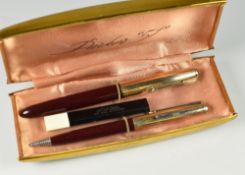 VINTAGE CORDOVAN BROWN PARKER 51 FOUNTAIN PEN & PENCIL SET with rolled gold caps, gold plated trim &