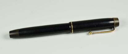 A VINTAGE (1941-1946) BLACK PARKER VICTORY MK I FOUNTAIN PEN with an original 14ct gold nib
