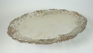 GEORGE VI SILVER OVAL PEDESTAL BOWL, having pierced berry and foliate rim. Sheffield 1939, Frank