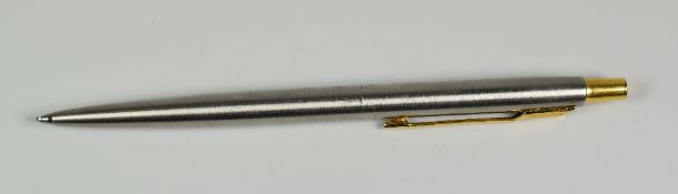 MODERN STAINLESS STEEL PARKER CLASSIC FLIGHTER BALLPOINT PEN with gold plated trim, date stamped