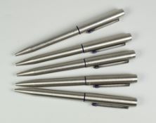 FIVE VINTAGE STAINLESS STEEL PARKER 25 BALLPOINT PENS with blue trim