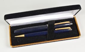 A VINTAGE (1948-1952) DARK BLUE PARKER VICTORY MK IV FOUNTAIN PEN & PENCIL SET with original 14ct