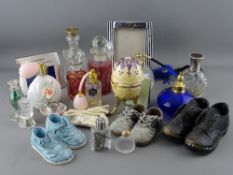 A mixed tray of collectable items including spray & stoppered scent bottles, an enamel-type egg etc