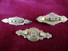 Three nine carat gold bar brooches, 9 grms approx