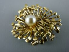 Fifteen carat gold starburst effect brooch with centre pearl, 8.5 grms