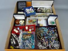 Good box of vintage and later costume jewellery including brooches in agate, one in the form of a