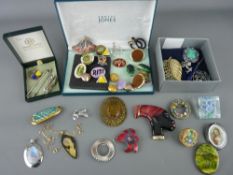 Quantity of vintage and other costume jewellery brooches and badges etc