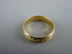 Eighteen carat gold wedding band with dart decoration, 4 grms