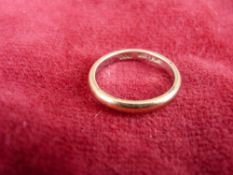 A NINE CARAT PLATINUM NARROW WEDDING BAND, 2.4 grms