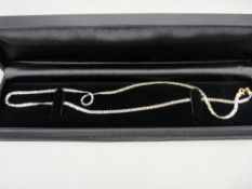 AN EIGHTEEN CARAT GOLD NECKLACE, 6.2 grms