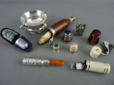 A QUANTITY OF BIJOUTERIE to include a small circular four handled bowl, 1.1 troy ozs, a silver