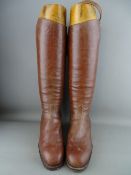 A PAIR OF GENT'S TAN LEATHER RIDING BOOTS with Faulkner & Son stretchers, adjustor absent
