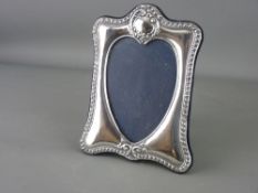 A SILVER EASEL PORTRAIT FRAME with heart shaped window, 12.5 x 9 cms maximum, Birmingham 1995