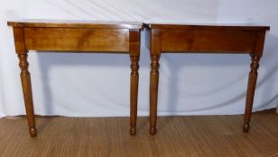 Paar Wandkonsolen Mitte 19. Jh. Auf gegliederten Rundbeinen, hoher Zargenkasten mit rechteckiger