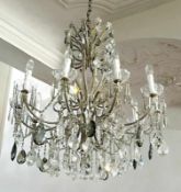 Deckenlüster im klassizistischen Stil Zehnflammig, von mit Glasperlen belegten Leuchterarmen in C-