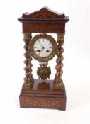 Pendule Frankreich, um 1850 Auf intarsiertem Sockel tragen vier spiralig gedrehte Säulen den