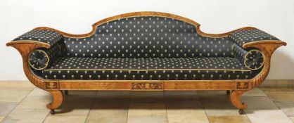 Imposantes Biedermeiersofa Wohl Schleswig-Holstein, um 1830 Auf sichelförmig geschwungenen Beinen,