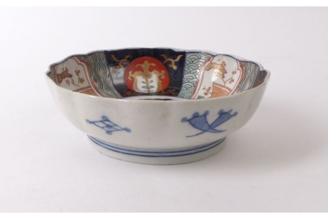 Kleine Imari-Schale Japan, M. 19.Jh. Über rundem Standring tief gemuldete Form mit gebogtem Rand; im - Bild 2 aus 3