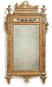 Sehr feiner klassizistischer Wandspiegel Lucca, E. 18. Jh. Reich dekoriert mit Blütenranken, als