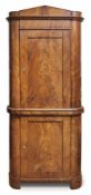 Biedermeier-Eckschrank Norddeutschland, um 1825 Auf bogenförmigen Füßen, zweitüriger Korpus mit