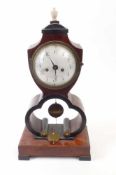 Biedermeier-Kommodenuhr Wohl Österreich, um 1830 Auf rechteckigem Sockel und geschwungenen Kufen,