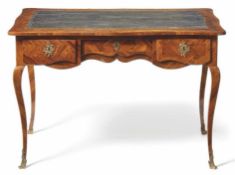 Kleines Bureau-Plat Frankreich, 19. Jh. im Louis-XV-Stil Auf hohen, geschwungenen Beinen mit Sabots,