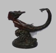 Fuß eines Sofatisches 20. Jh. Auf einer Meereswoge gleitende Nixe mit angelegten Armen. Bronze,