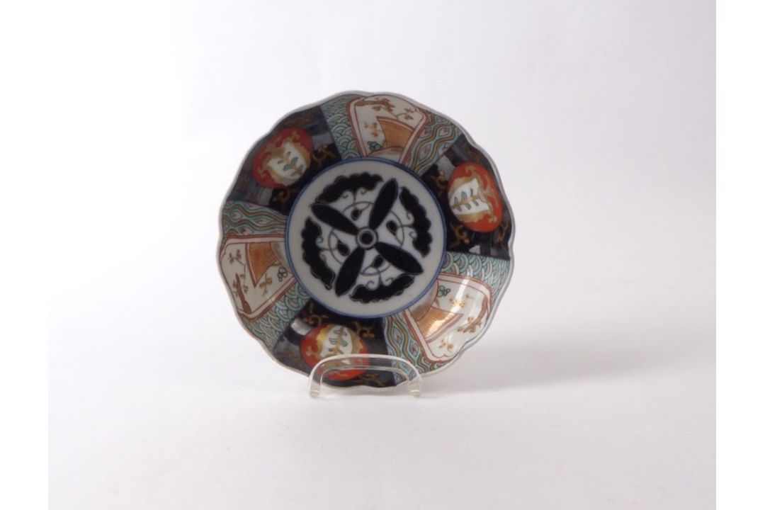Kleine Imari-Schale Japan, M. 19.Jh. Über rundem Standring tief gemuldete Form mit gebogtem Rand; im - Bild 1 aus 3