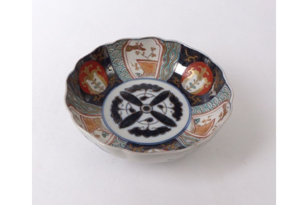 Kleine Imari-Schale Japan, M. 19.Jh. Über rundem Standring tief gemuldete Form mit gebogtem Rand; im - Bild 3 aus 3