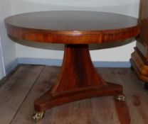Biedermeier-Tisch Um 1830 Auf dreipassigem Sockel mit Klauenfüßen, konisch zulaufender Mittelschaft,