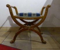 Tabouret Um 1800 Das geschwungene Gestell auf Löwenklauenfüßen; mit geschnitzten Girlanden und