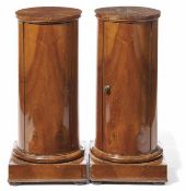 Paar Biedermeier-Trommelnachtkästchen Norditalien, um 1825/30 Auf rechteckigem Sockel und massivem
