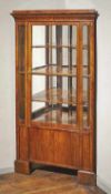 Biedermeier-Eckvitrine Wien, um 1825 Auf quaderförmigen Füßen der Korpus mit von Lisenen