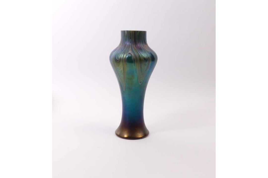 Vase Böhmen, um 1900 Taillierter Korpus mit wulstartig ausschwingendem Abschluss. Türkises Glas - Bild 2 aus 2