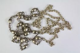 A Silver Lozenge Figure of Eight Wire Link Necklace