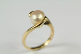 A 14ct Yellow Gold and Pearl Ring