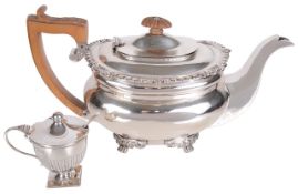 An Edwardian silver teapot, hallmarked Chester 1907