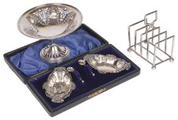 A boxed pair of Edwardian silver salts with spoons, hallmarked Birmingham 1902,