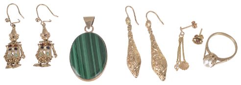 A small collection of gold jewellery (6)