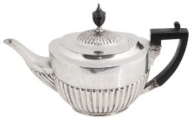 An Edwardian silver teapot, hallmarked London 1908