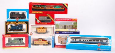 ASSORTED 00 GAUGE ROLLING STOCK & RELATED