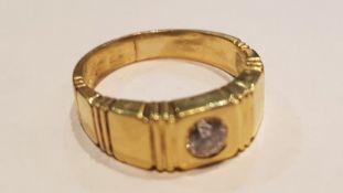 A gentlemans 18ct gold single stone diamond ring.