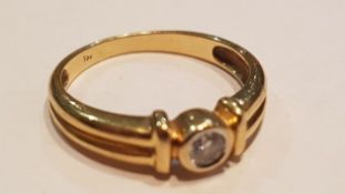 An 18ct yellow gold diamond single stone ladies ri