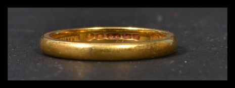 A vintage 20th century 22ct gold hallmarked band ring, size N 1/2 and weighing