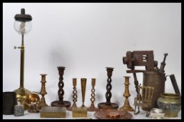 A collection of vintage brass and metal ware to in